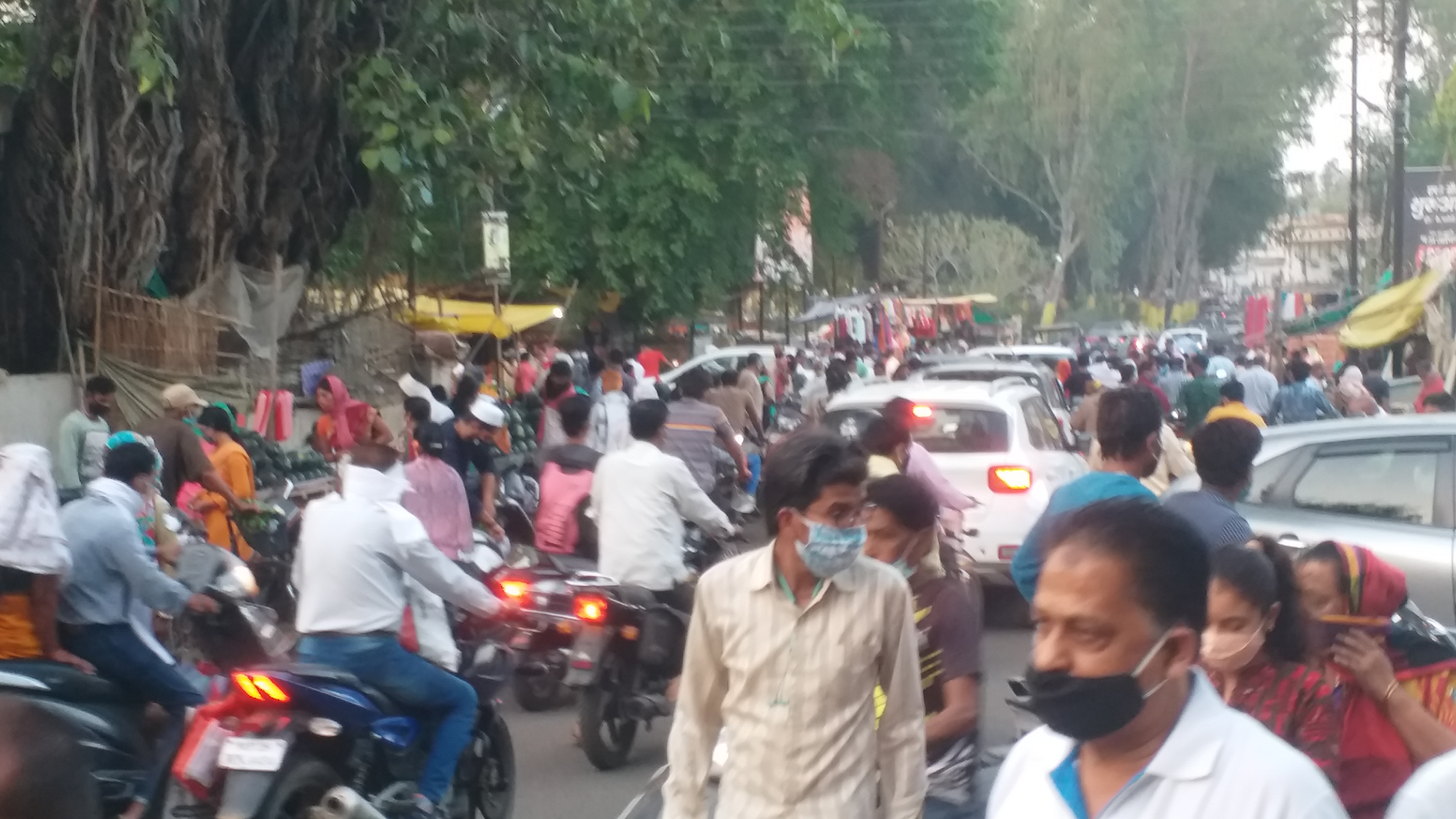 crowd in market