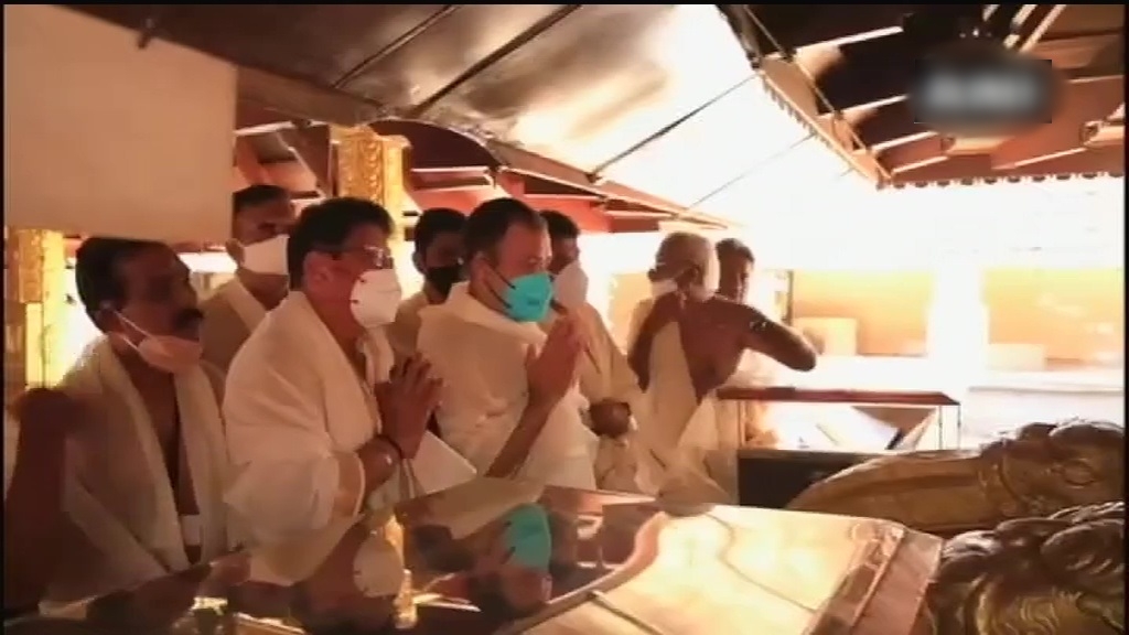 Congress leader Rahul Gandhi offers prayers at  Thirunelli temple