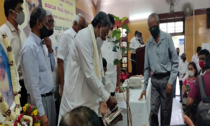 Headmaster Kengeramaiah book released by siddaramaiah