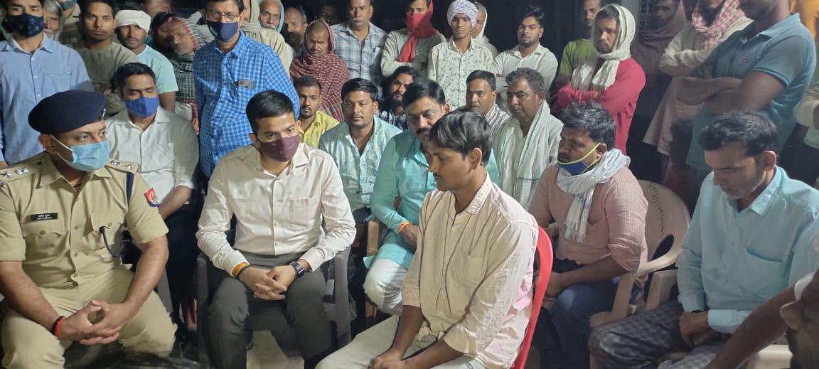 धर्मदेव की शहादत की सूचना के बाद गांव में लोगों का जमावड़ा लगना शुरू.