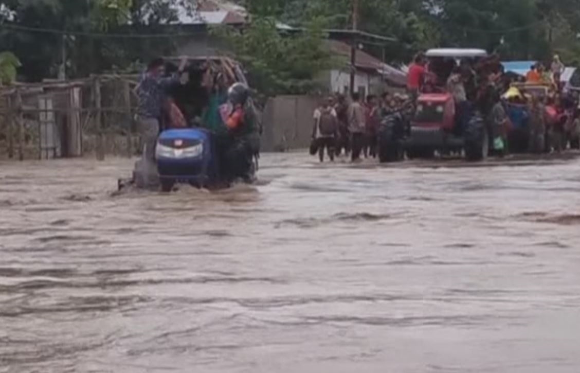 Indonesia landslides, floods kill 55 people; dozens missing