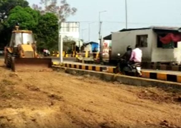 parallel road to evade  NH toll