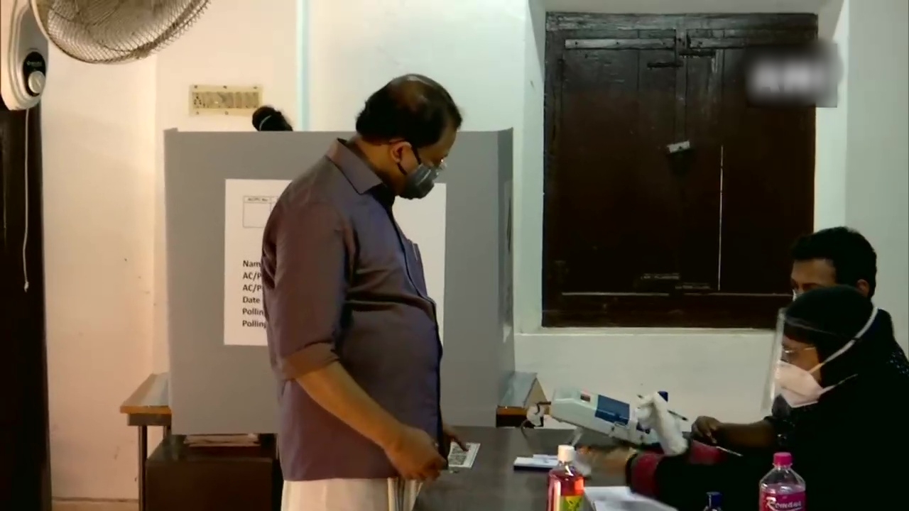 V Muraleedharan casts vote