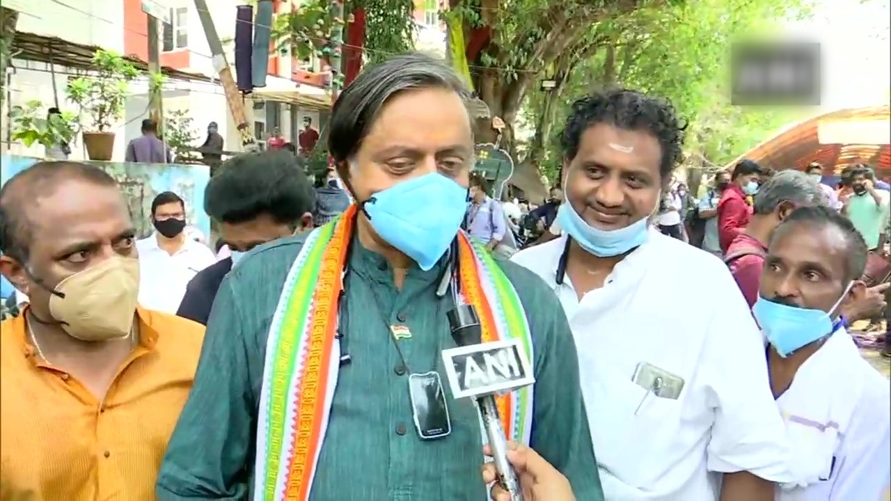 Shashi Tharoor casts vote