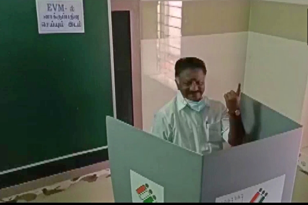 Deputy CM O. Panneerselvam casts his vote