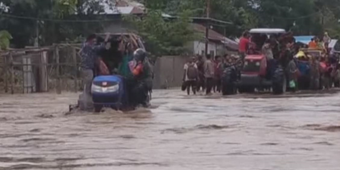 Landslides, floods kill over 100 in Indonesia