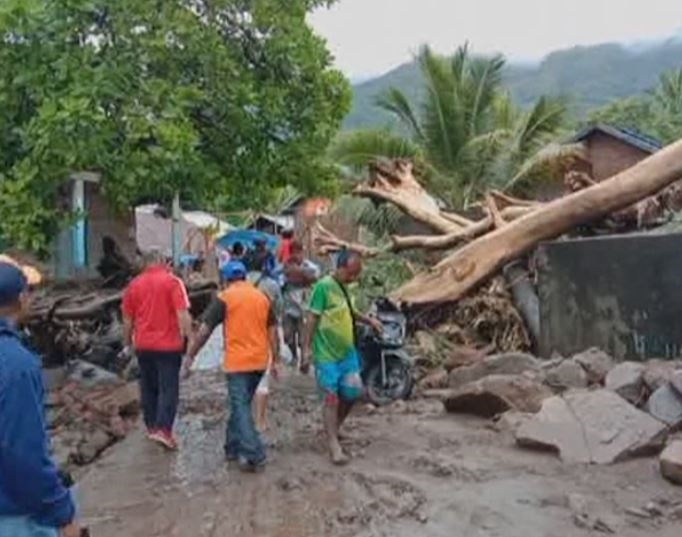 Landslides, floods kill over 100 in Indonesia