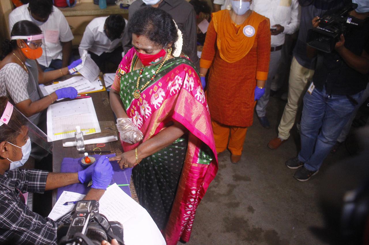 telangana-governor-tamilisai-voted-in-the-tamil-nadu-elections