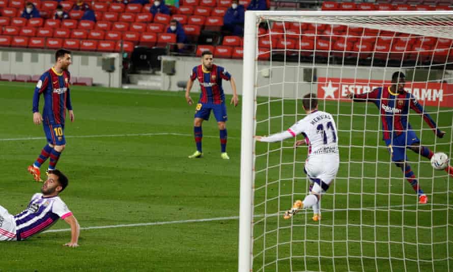 Last-minute goal helps Barca come within a point of Atletico