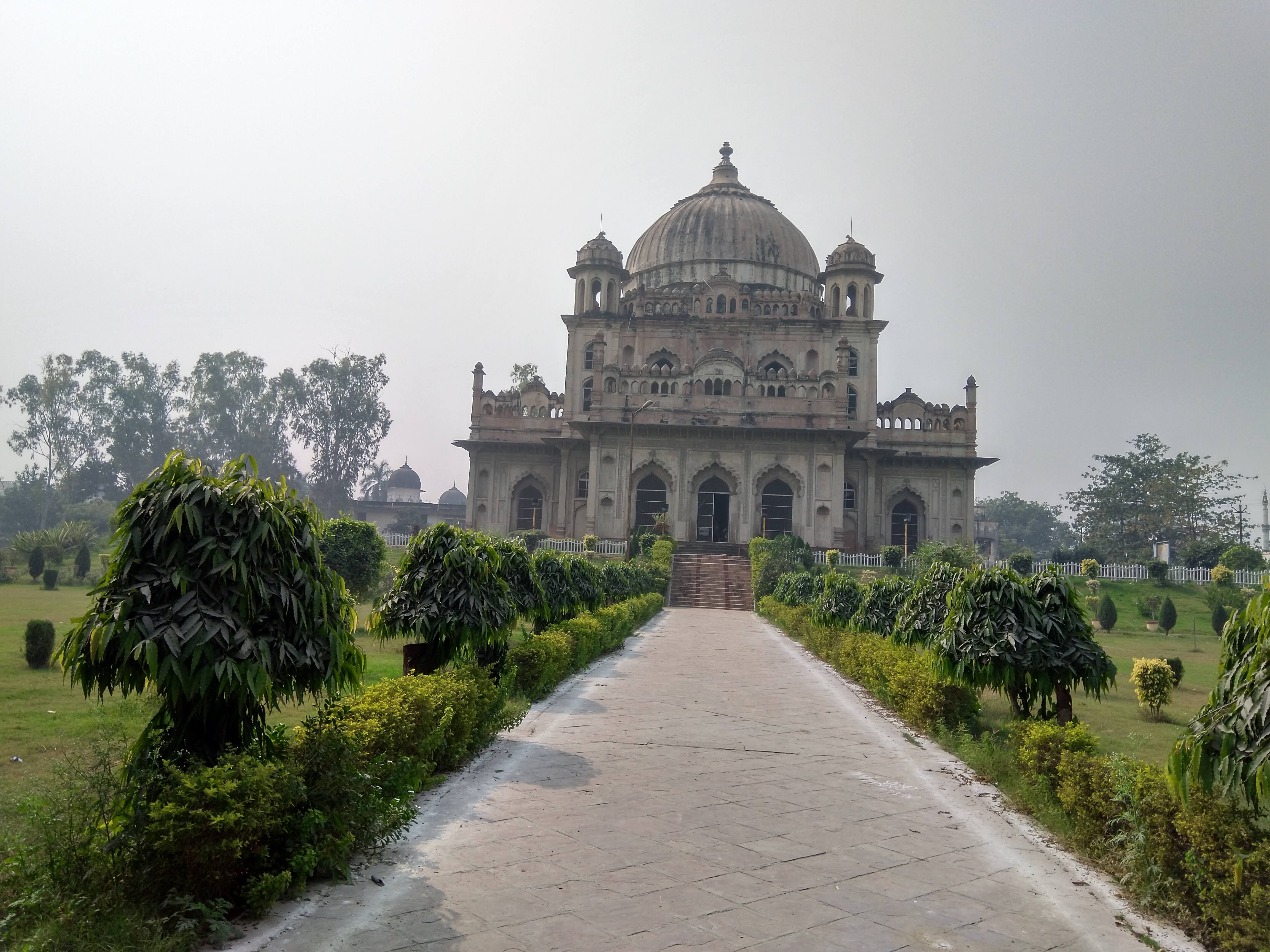 सआदत अली का मकबरा.