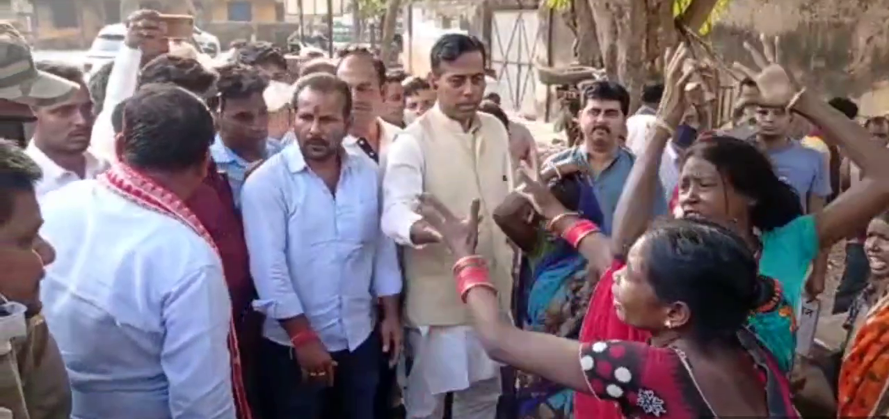 mla-irfan-ansari-arrives-in-jamtara-to-meet-protesting-dalit-family