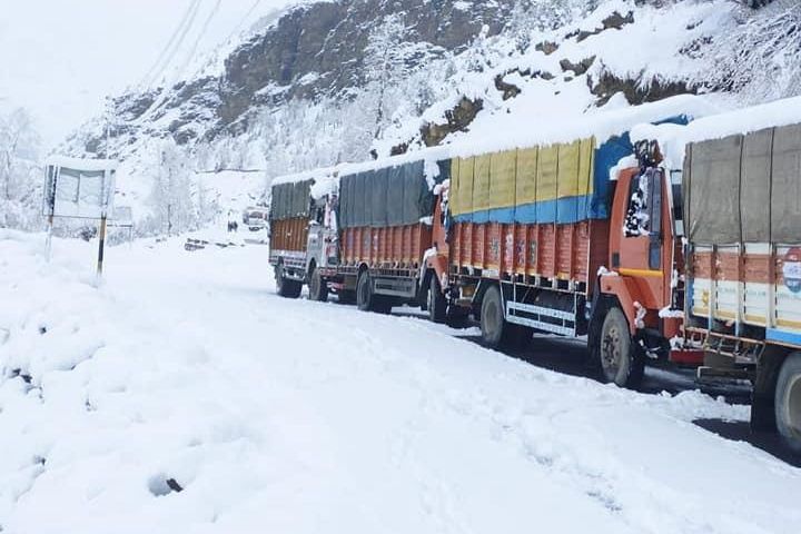 snowfall on Manali Leh road