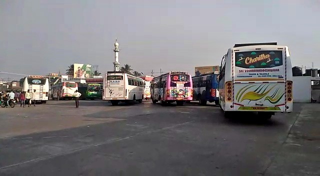 ರಸ್ತೆಗಿಳಿಯದ ಬಸ್​ಗಳು