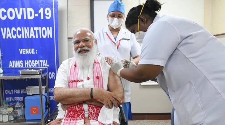 பிரதமர் மோடிக்கு செவிலி நிவேதா முதல் டோஸ் செலுத்தியபோது...