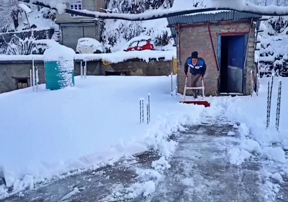 Framer suffer from heavy snowfall-in-Lahaul-spiti in Himachal Pradesh