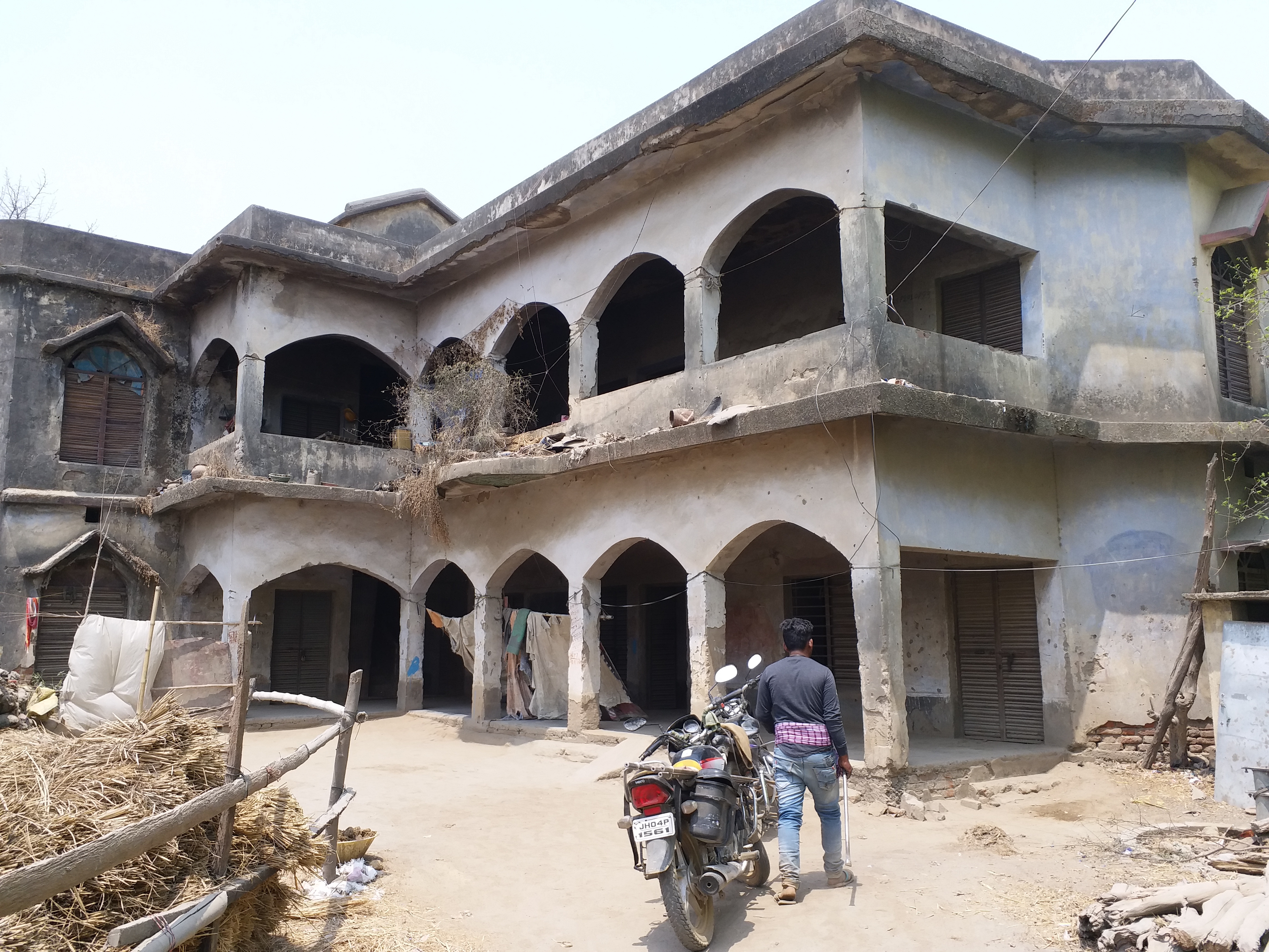 villagers-make-government-school-building-godown-in-dumka