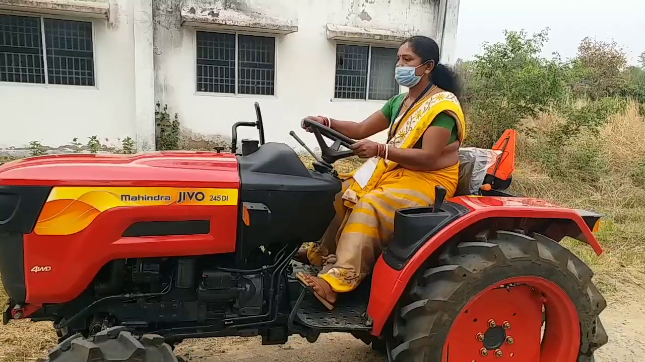 women-are-being-trained-to-drive-tractor-in-hazaribag