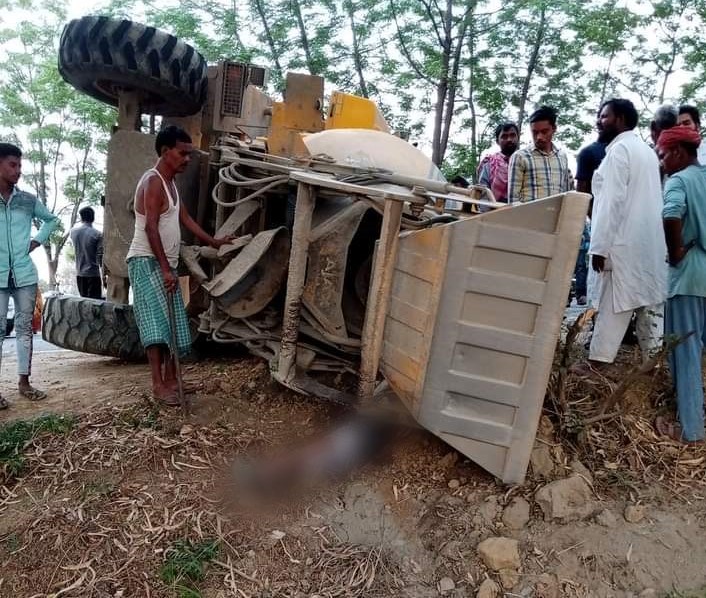 मिक्सर मशीन के नीचे दबकर बुजुर्ग मौत