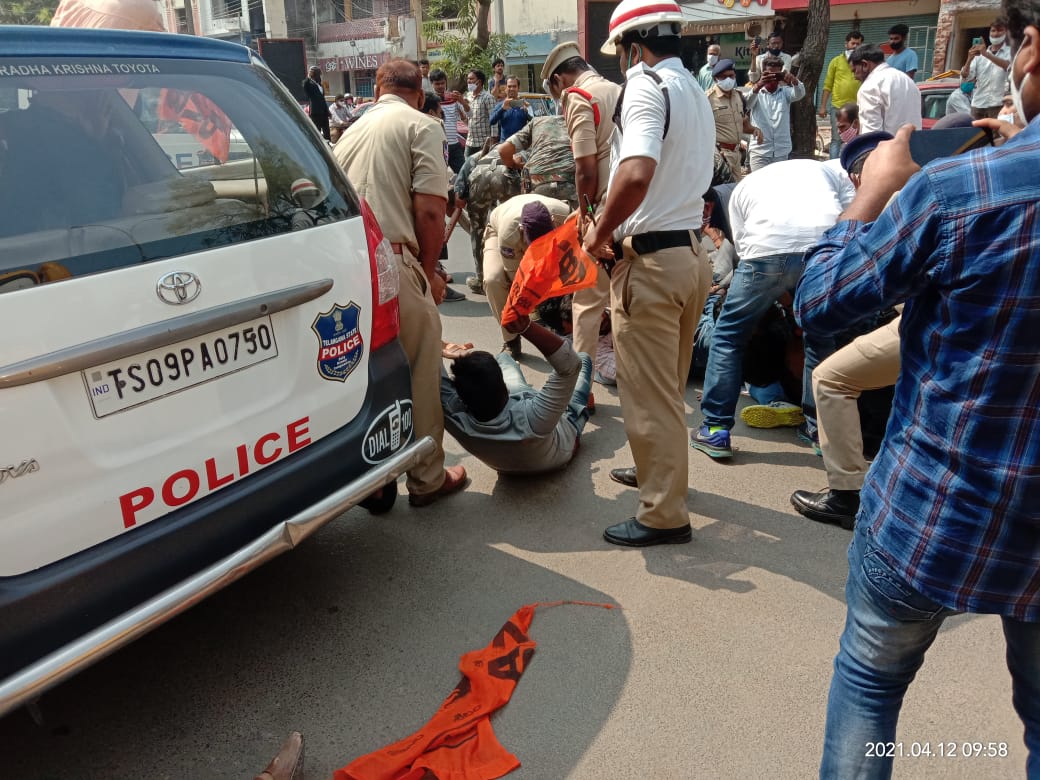 abvp activists Attempt to block Minister KTR convoy in Warangal