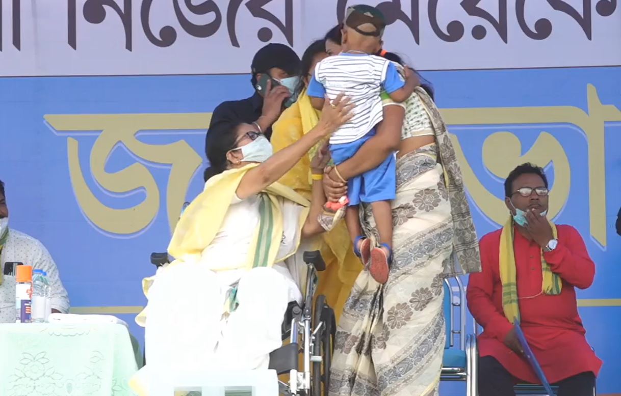 bengal election 2021_mamata banerjee meet family members of five deceased voter of shitalkuchi at mathabhanga