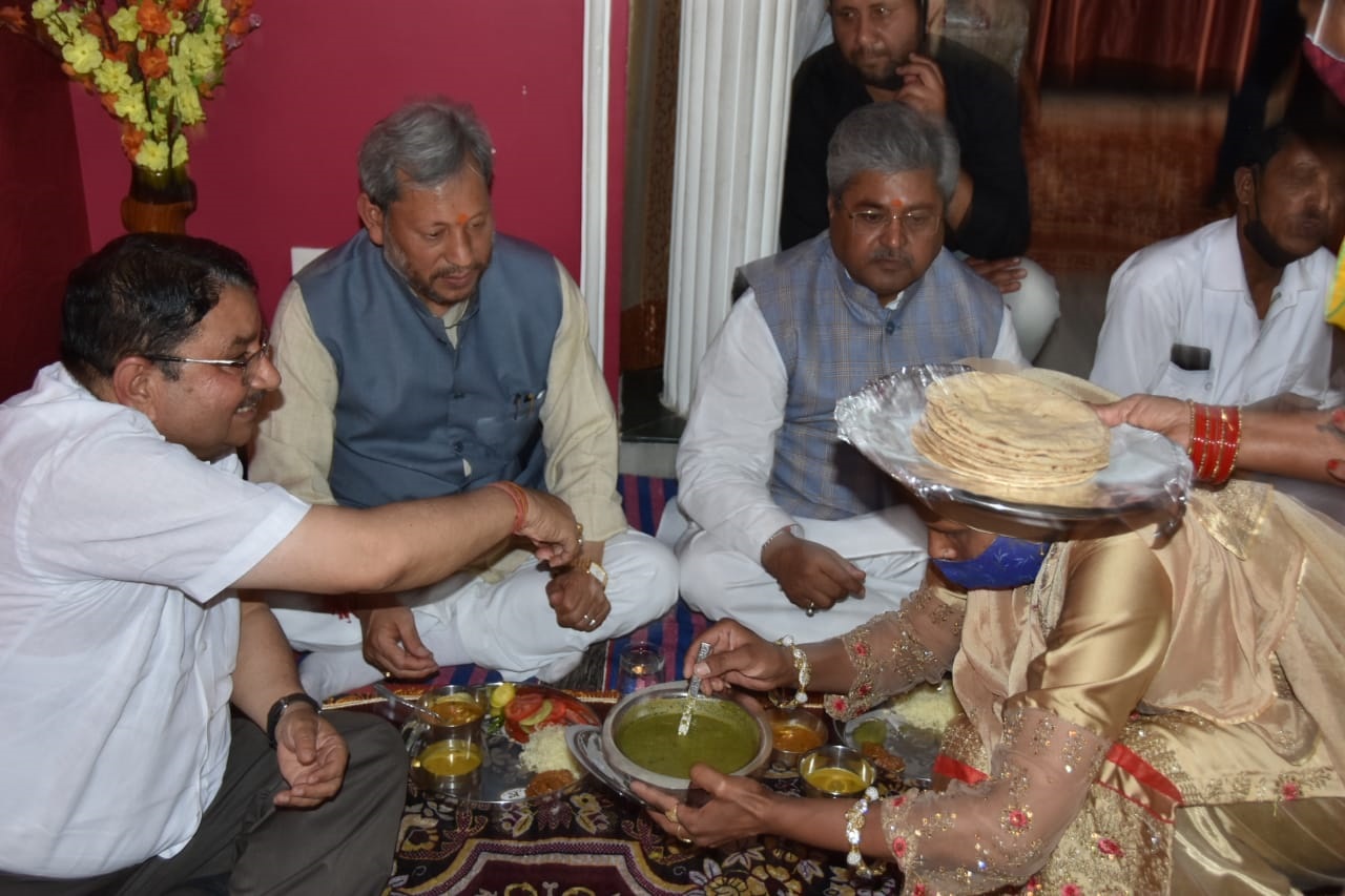 tirath-singh-rawat-eat-food-at-dalit-leaders-house-in-dehradun