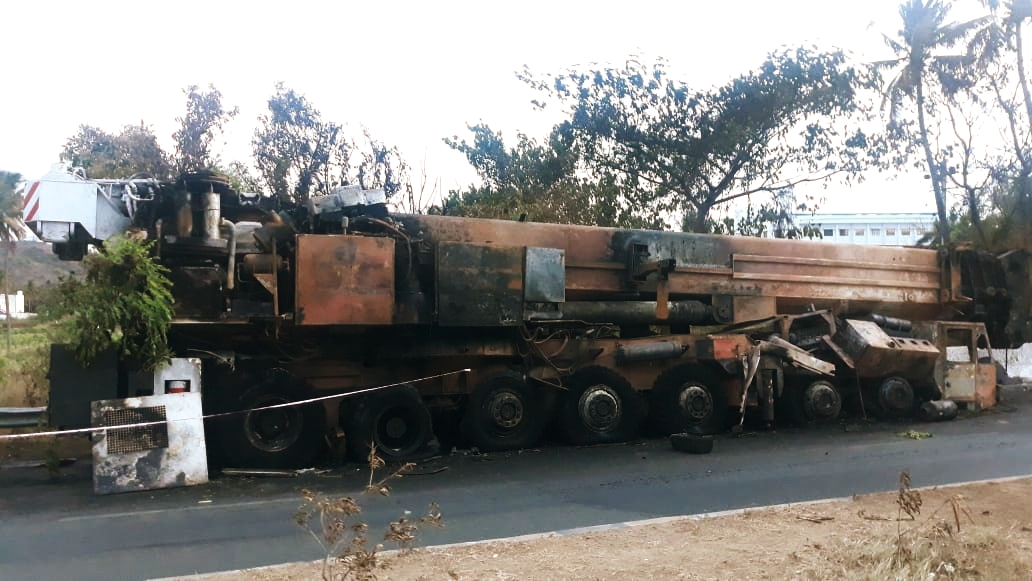 Crane fire accident  A Man dead by Crane fire accident  A Man dead by Sudden fire accident in a crane vehicle at Salem  ராட்சத கிரேன் வாகனத்தில் திடீர் தீ விபத்து  கிரேன் தீ விபத்து  சேலம் கிரேன் தீ விபத்து  Salem Crane fire accident