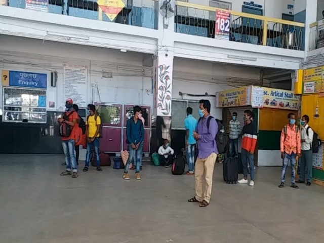 Arrival of migrant laborers without covid test at Ranchi Hatia railway station