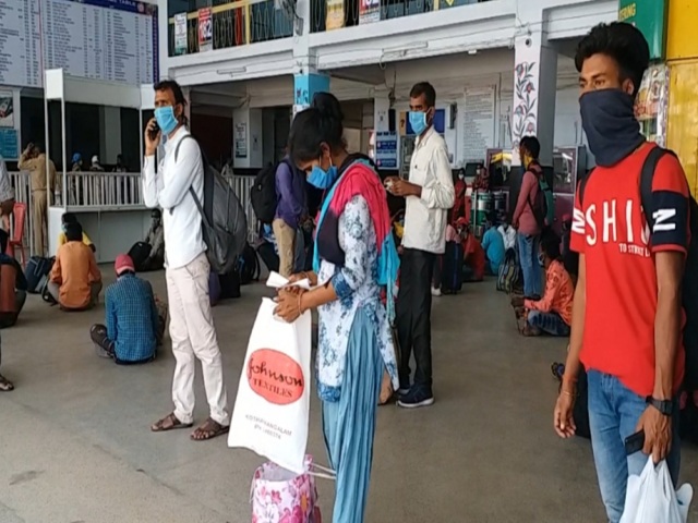 Arrival of migrant workers without covid test at Ranchi Hatia railway station