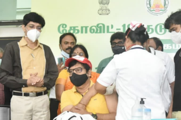 நடிகர் விவேக் கரோனா தடுப்பூசி செலுத்திக்கொண்டபோது