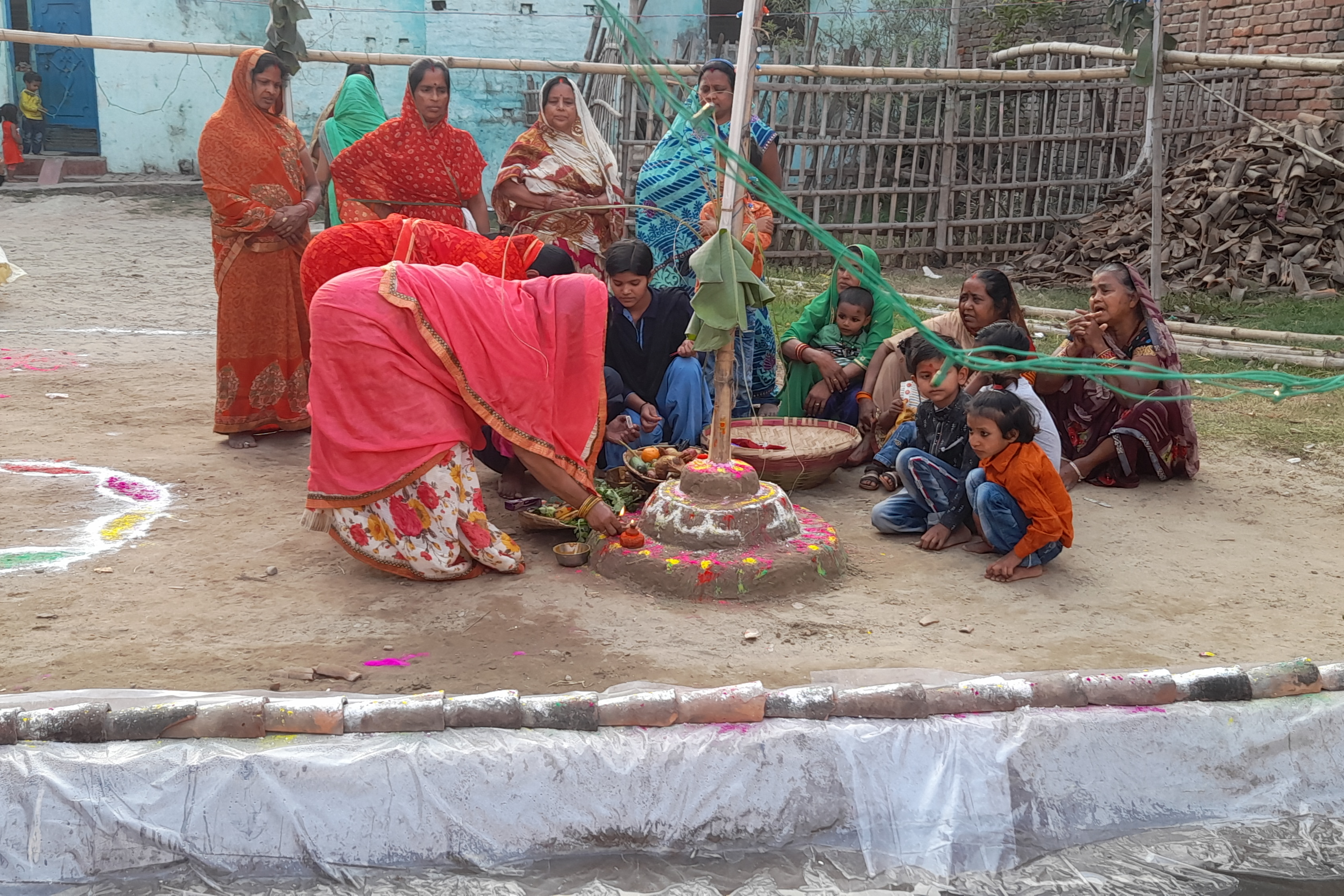 घर के आंगन में व्रतियों ने किया छठ