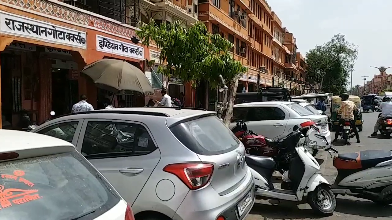 जयपुर में सड़कों पर पार्क हो रही गाड़ियां, Vehicles parked on the streets of Jaipur