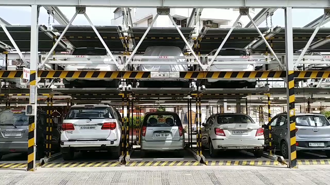 जयपुर में सड़कों पर पार्क हो रही गाड़ियां, Vehicles parked on the streets of Jaipur