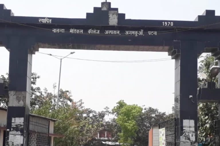 'registration closed, bed facility not available' Board hangs on NMCH gate in patna