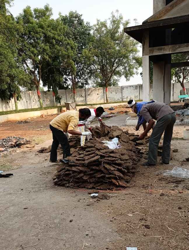 Chhattisgarh woman waits for hours near husband's body on railway station