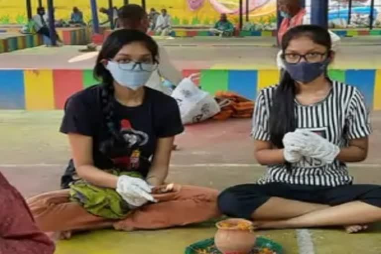 Two young girls offer a libation in Chhattisgarh's vegetable market  Chhattisgarh  Raipur  Nawapara  covid deaths  vegetable market  Two young girls  libation  കൊവിഡ് ബാധിച്ച് മരിച്ച അച്ഛന് അന്ത്യകര്‍മ്മം ചെയ്ത് രണ്ട് പെണ്‍കുട്ടികള്‍  രണ്ട് പെണ്‍കുട്ടികള്‍  കൊവിഡ്