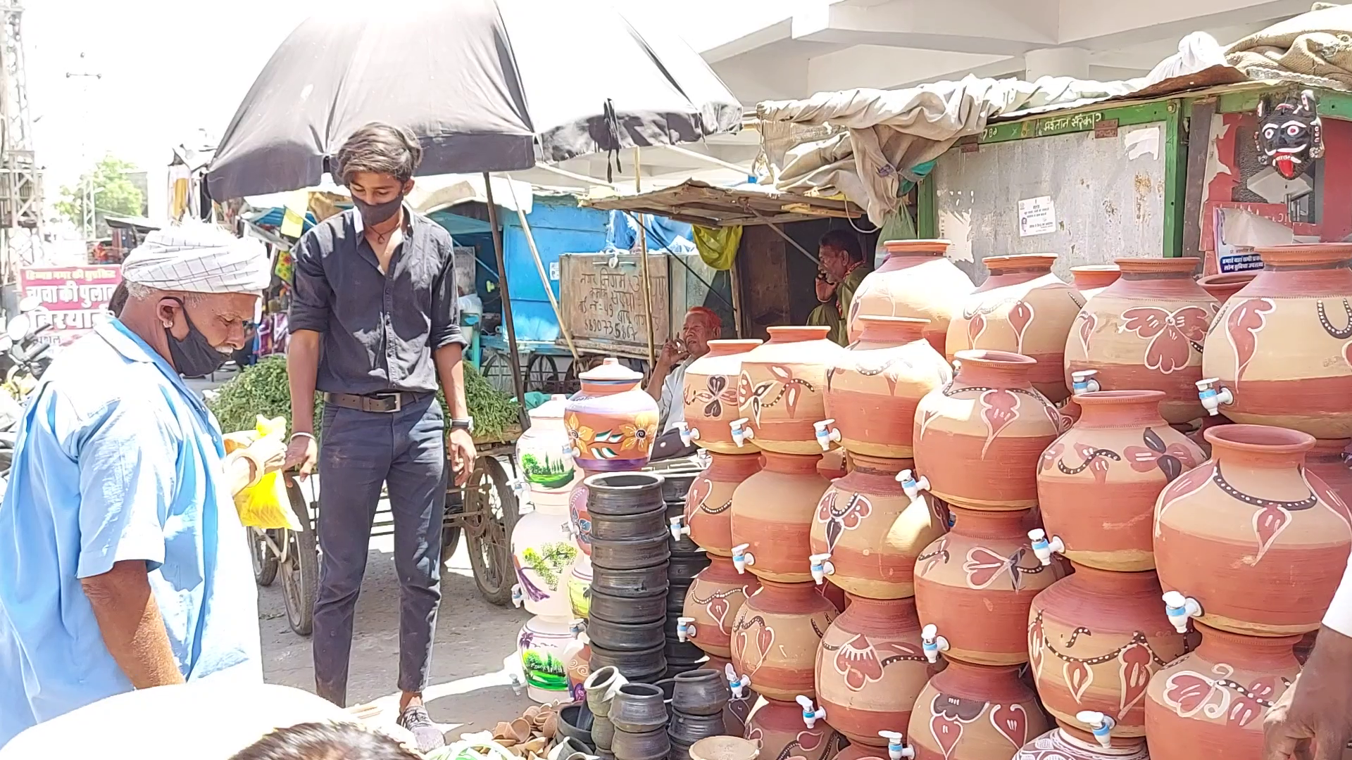 उदयपुर में मिट्टी के घड़े, Clay pitcher in udaipur