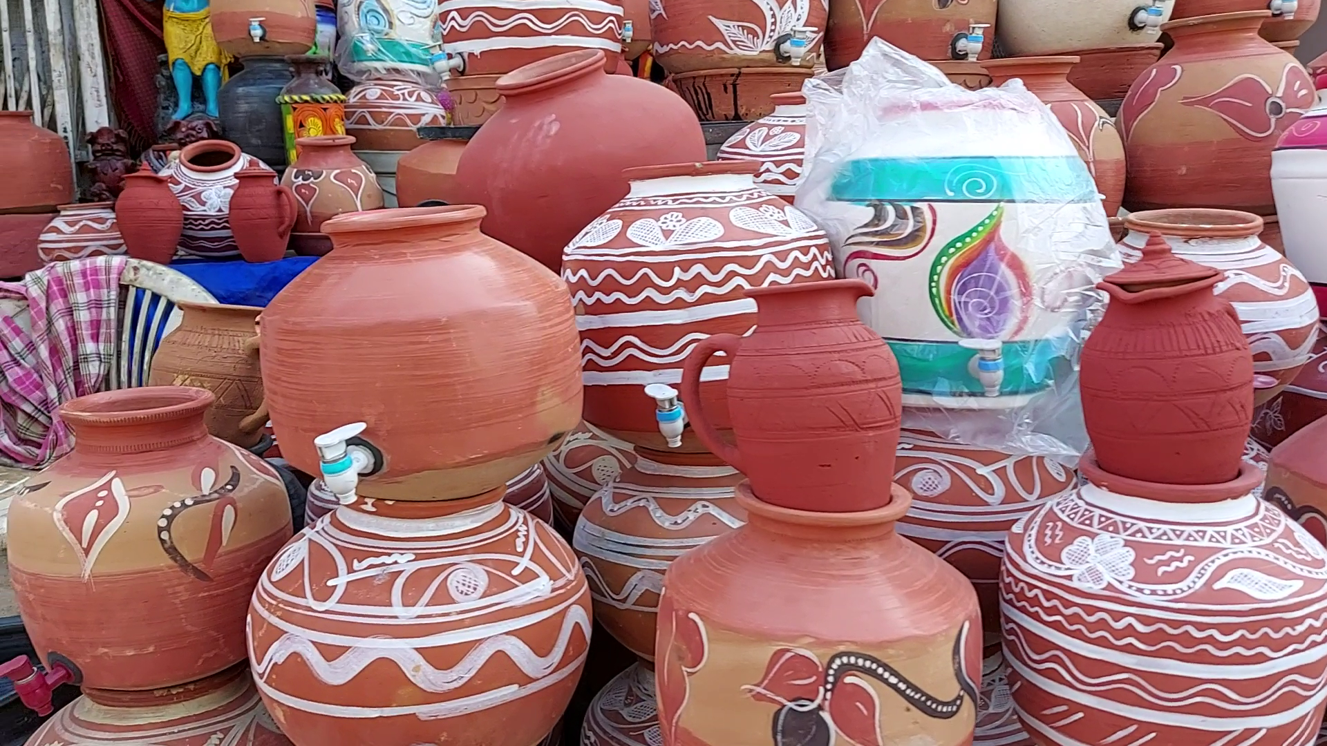 उदयपुर में मिट्टी के घड़े, Clay pitcher in udaipur