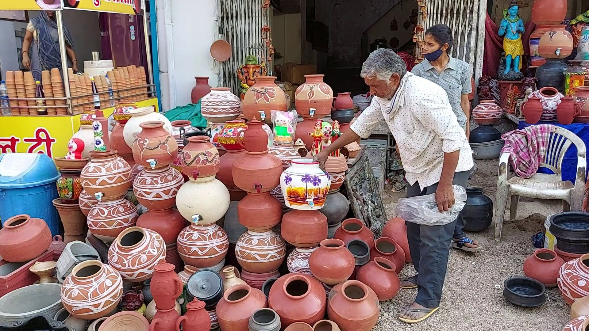 उदयपुर में मिट्टी के घड़े, Clay pitcher in udaipur