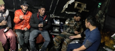 Army rescues passengers stranded in snow at Khardung La