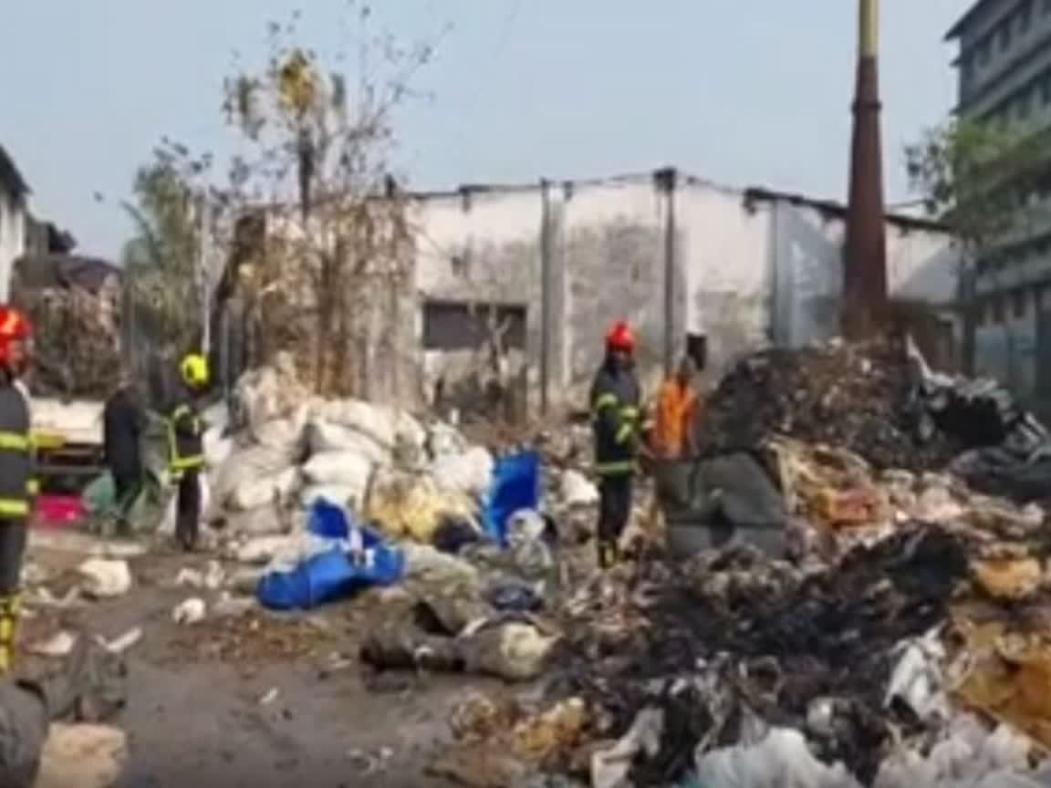 Chemical Drum Explosion in Thane रसायन से भरे ड्रम के पास एक व्यक्ति