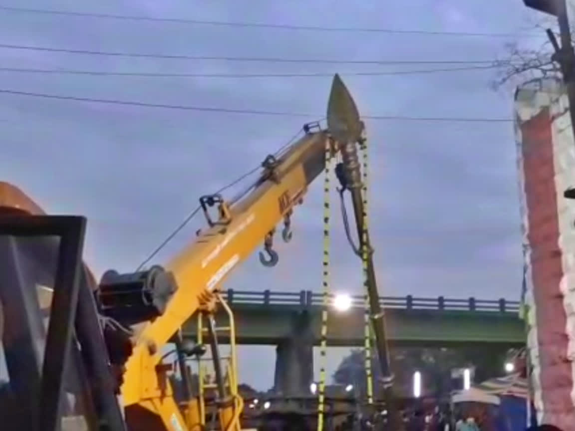 சண்முகநதியில் 24 அடி வேல் அகற்றம்.. பக்தர்கள் அதிர்ச்சி!, vel-idol-removed-in-palani