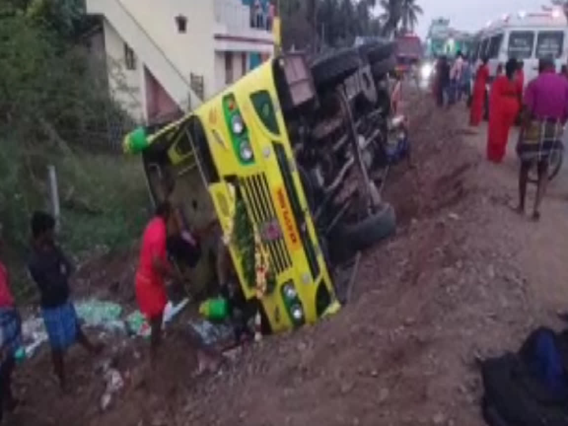 மேல்மருவத்தூர் கோயிலுக்கு சென்ற பேருந்து கவிழ்ந்து விபத்து; 15 பக்தர்கள் படுகாயம்!, 15-people-were-injured-when-a-van-going-to-melmaruvathur-overturned-near-vandavasi