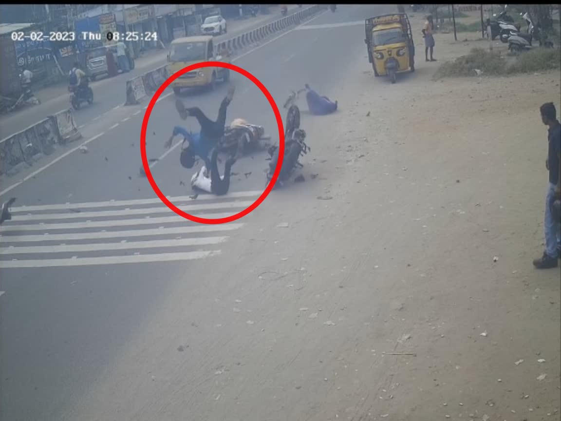கோவை கோர விபத்து: நெஞ்சை பதைபதைக்க வைக்கும் வீடியோ!, a-cctv-video-of-one-bike-hitting-another-bike-near-karumathampatti-coimbatore