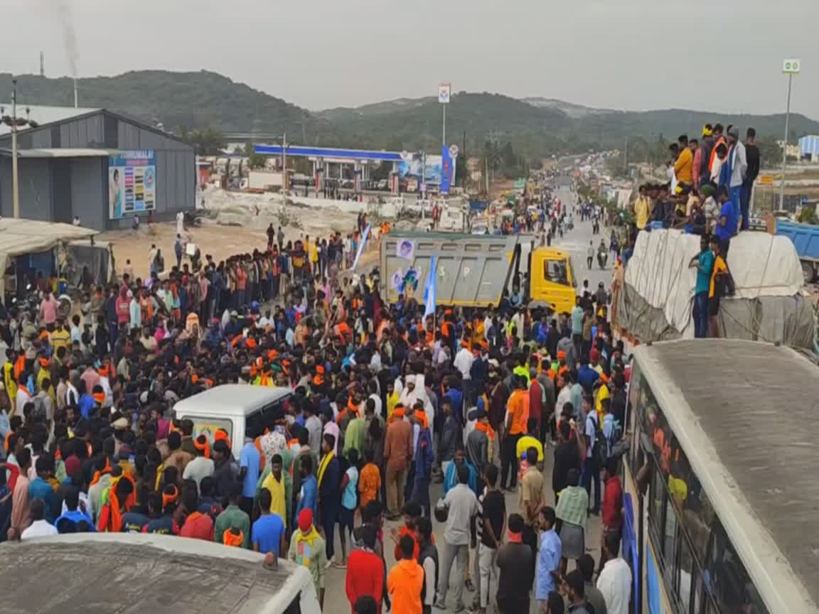 Hosur violence: எருதுவிடும் விழாவுக்கு அனுமதி கேட்டு போராட்டம்.. ஓசூர் நெடுஞ்சாலையில் வாகனங்கள் சூறையாடல்!, more-than-thousand-blocked-hosur-to-bangalore-highway-and-stone-pelting-buses