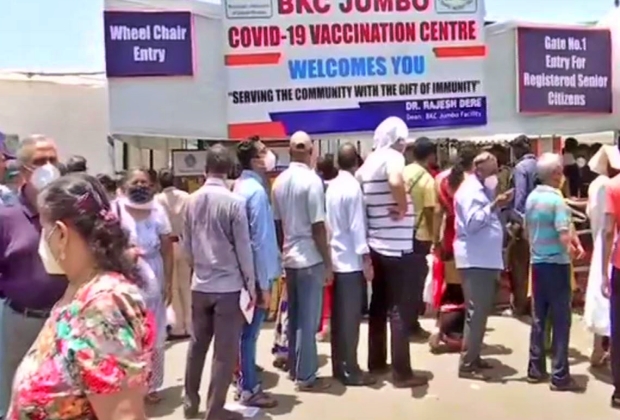 बीकेसी जंबो वैक्सीनेशन सेंटर के बाहर लगी लाइन