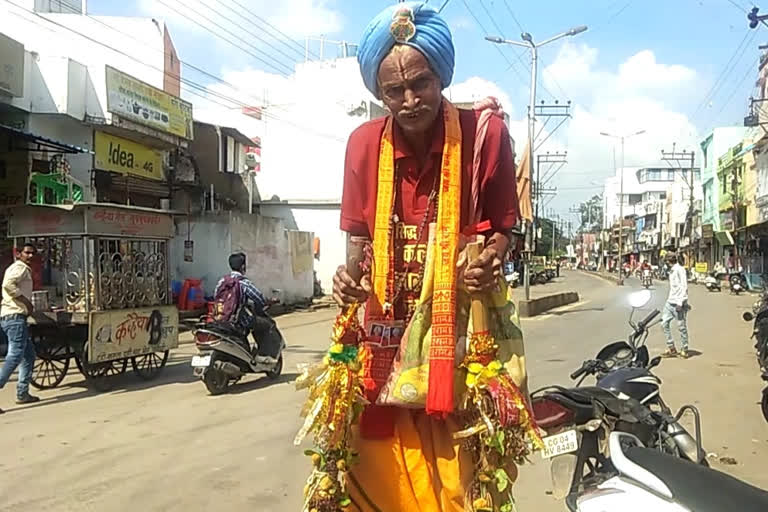 गेड़ी नृत्य करते लोक कलाकार छन्नूलाल बघेल