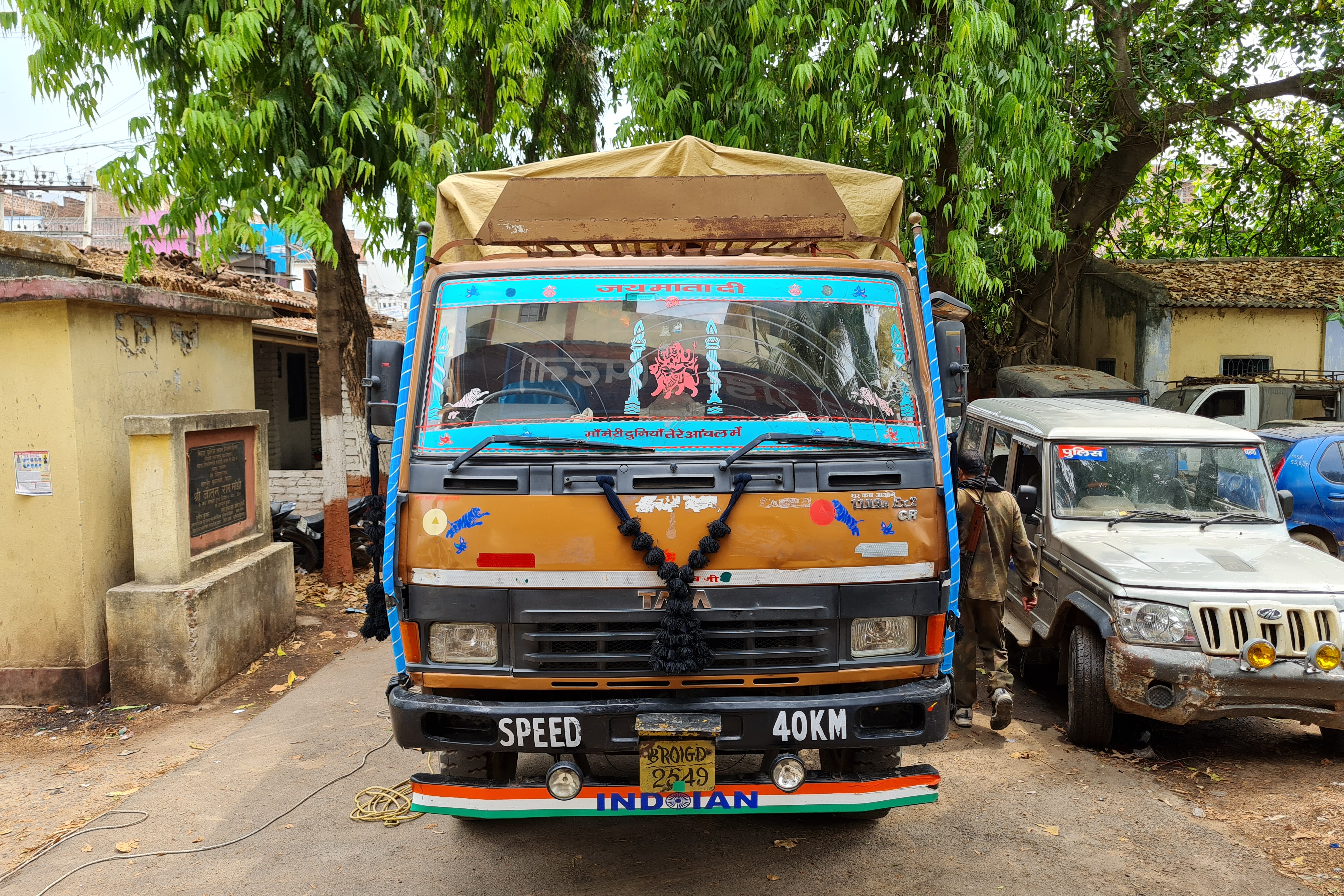 ट्रक से 50 क्विटंल महुआ बरामद