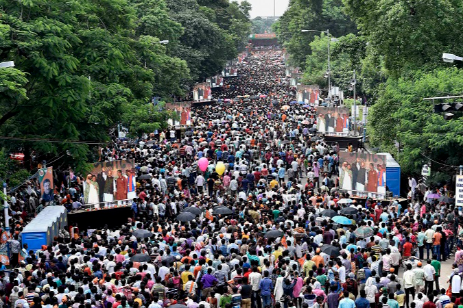 தொற்றுக் காலத்தில் தொடர்ந்த பெரும் தேர்தல் ஊர்வலங்கள்