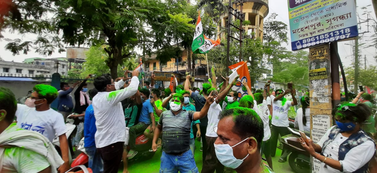 চুঁচুড়া শ্রীরামপুর চন্দননগর সহ আবির খেলায় মেতেছেন কর্মী-সমর্থকরা