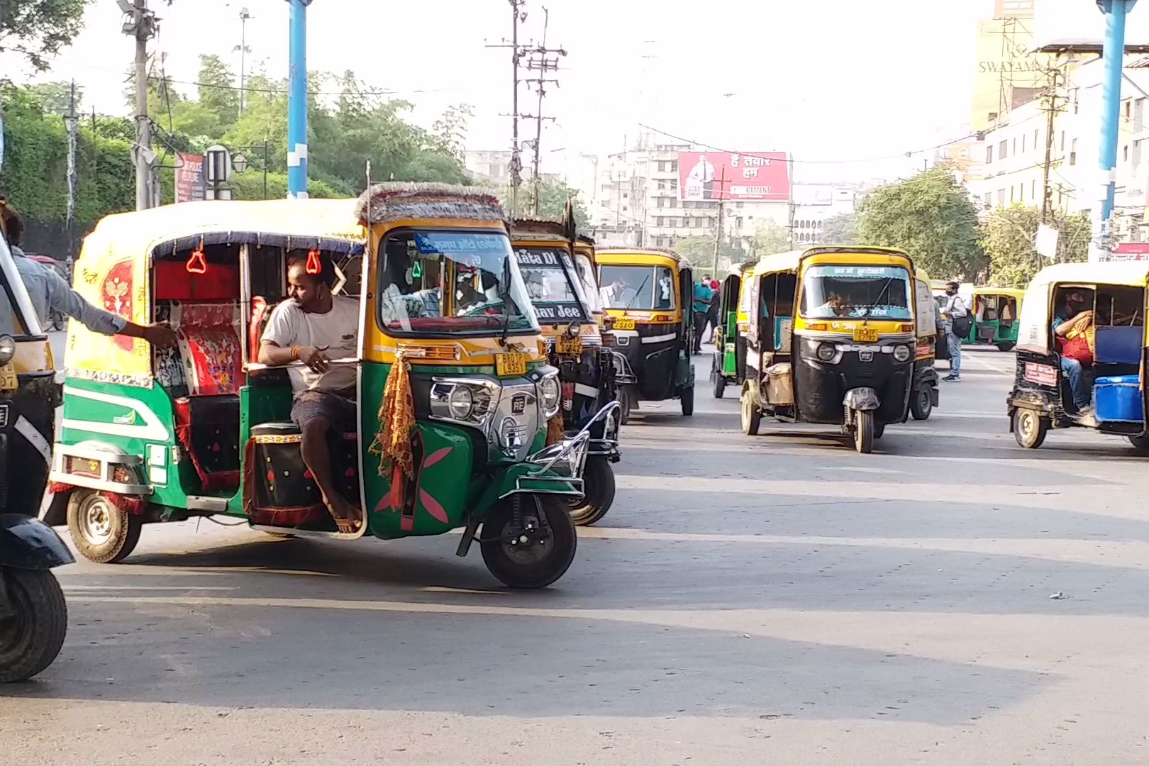 राजधानी पटना में ऑटो चालकों और रिक्शा चालकों को नहीं मिल रही सवारी